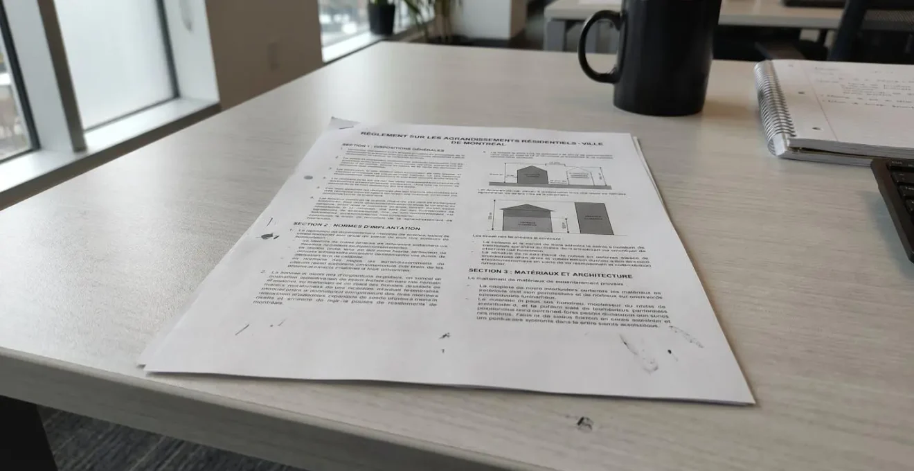 Document officiel de règlement d'urbanisme municipal montrant des sections sur les codes de zonage et exigences de permis pour extensions résidentielles